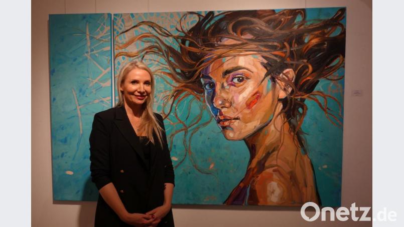 Anna Bocek ist Stammkünstlerin in der Regensburger Galerie Art Affair und zeigt dort momentan wieder ihre kraftvollen Frauenporträts. Bild: Susanne Wolke