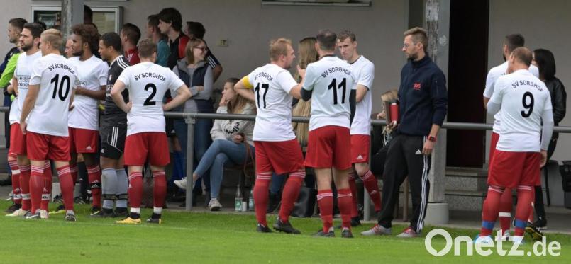 Etwas ratlos und zu wenig Spieler: Der SV Sorghof muss die Partie gegen den 1. FC Neukirchen absagen. Bild: ref