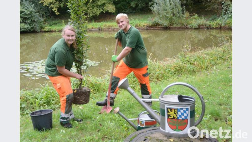 Die Stadtgärtnerei hilft beim Einheitsbuddeln mit. Garten- und Landschaftsbauerin Eva-Maria Pöllmann und Auszubildender Nico Janku stehen als Fachleute bereit. Bild: Gabi Schönberger
