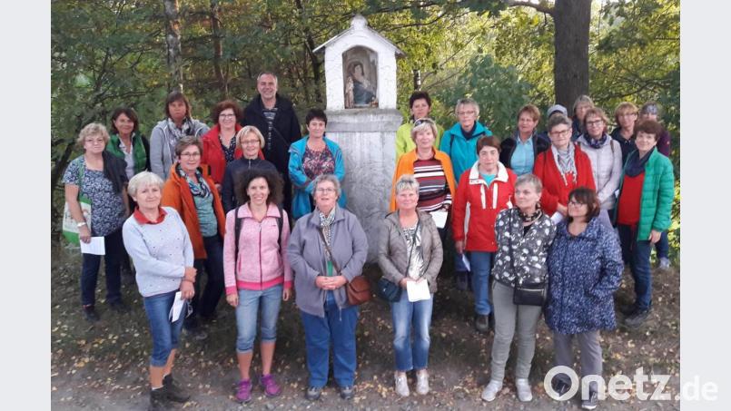 Die Teilnehmerinnen an der Bibelwanderung mit Pfarrer Josef Irlbacher. Bild: exb