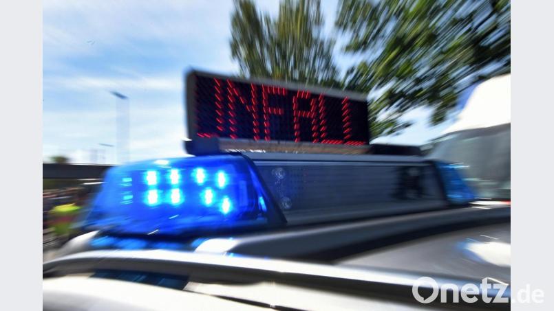 Blaulicht und Laufschrift „Unfall“ am Einsatzfahrzeug der Polizei. Bild: Holger Hollemann