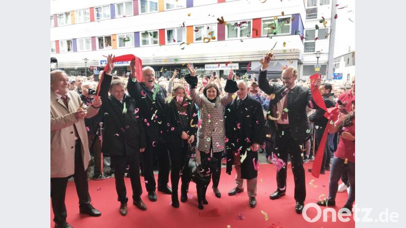 Das Band ist zerschnitten, das neue Einkaufscenter NOC in Weiden eröffnet: (von links) Weidens Oberbürgermeister Kurt Seggewiß, die Bürgermeister Jens Meyer und Lothar Höher, Kathi Humplmair (Bauherr Fondara), Center-Managerin Reinhild Holthaus, Thomas Schumacher (Fondara) und Neustadts Landrat Andreas Meier. Bild: Gabi Schönberger