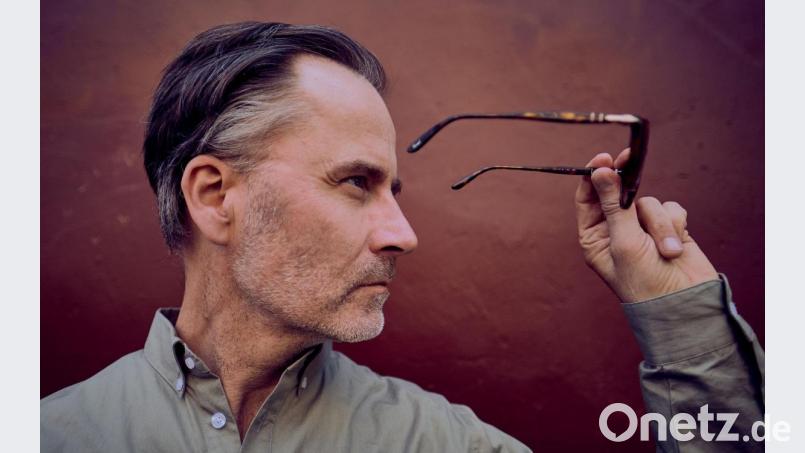 Dirk Darmstaedter hat den Durchblick und beendet seine erfolgreiches Musikjahr mit einer neuen Solo-CD. Und er startet eine Tour mit seiner alten Band The Jeremy Days. Bild: Johnny Johnson