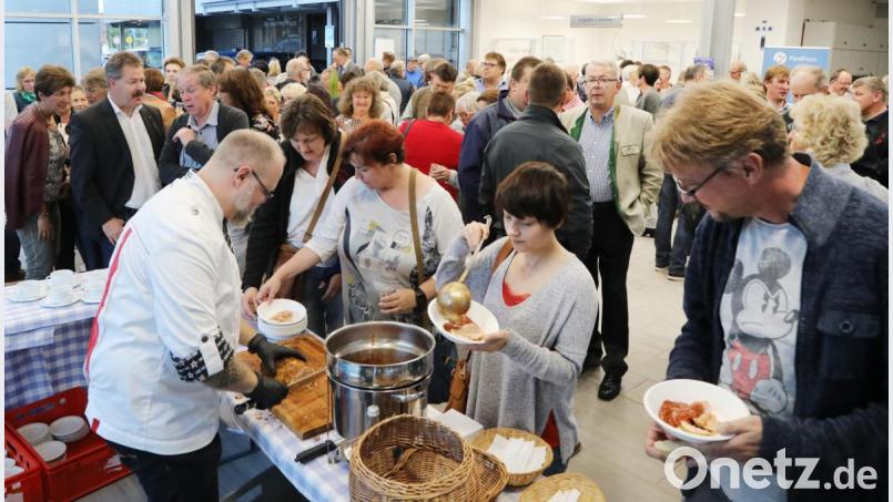 Die Wirte hatten Probier-Schmankerl vorbereitet. Da ließen sich die Gäste nicht zweimal bitten. Bild: Götz