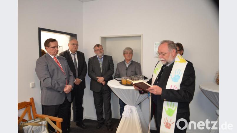 Pfarrer Alfons Forster, HPZ-Aufsichtsratsvorsitzender Johann Bock, HPZ-Vorstandsvorsitzender Helmut Dörfler, Bezirkstagsvizepräsident Lothar Höher und Friedenfelser-Geschäftsführer Thomas Schultes (von rechts) bei der Einweihung. Bild: fz