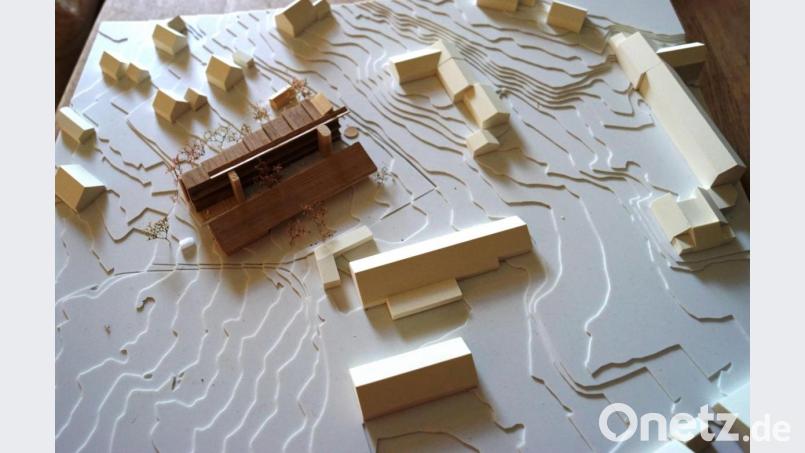 Die Mitglieder der Genossenschaft entschieden sich für das Modell des Architekturbüros Bel aus Köln (Wohnanlage braun). An der Uferstraße gelegen und in der Nähe von Marienheim und Friedhof, zeigt der Lageplan die geplante Wohnanlage. Bild: weu