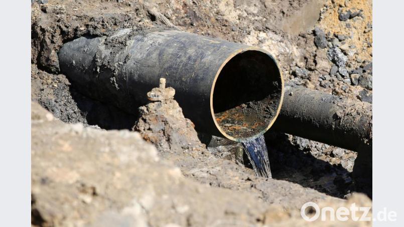 Schon wieder ein Rohrbruch in Hirschau: In der Nürnberger Straße ist wohl eine Hauptleitung betroffen. Symbolbild: Bodo Marks/dpa