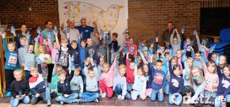 Über die von Elternbeirat und Förderverein gesponserten Trinkflaschen freuen sich die Erstklässler sichtlich.Schulleitung und Vorsitzende der Elternvertretungen begrüßen zusammen mit den Lehrkräften Heidi Eichinger und Karin Zimmermann diese Anschaffung. Bild: mab