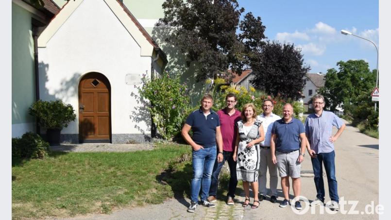 Sehr viel Potenzial für eine lebenswerte Gestaltung des Ortsbildes sahen die CSU-Stadträte (von links) Stefan Hirsch, Christian Müller, Elisabeth Kraus, Liborius Gräßmann und Markus Nagler (rechts). Bürgermeisterkandidat Marcus Eichenmüller ( Zweiter von rechts) warb für die Einbindung der Mertenberger Bürger. Bild: nag