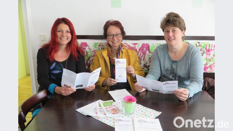 Jessika Wöhrl-Neuber, Marianne Fütterer und Petra Prölß (von links) sind sehr zufrieden mit der Gestaltung des Flyers zur neuen Vortragsreihe „Kindergesundheit“. Bild: jzk