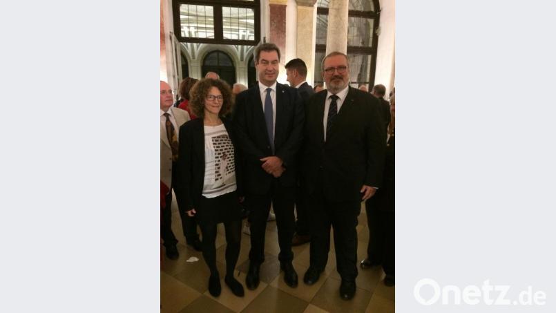 Gerhard Steiner (rechts) fuhr gemeinsam mit seiner Frau Annemarie zum Empfang von Ministerpräsident Markus Söder, der sich gerne mit dem Ehepaar ablichten ließ. Bild: exb