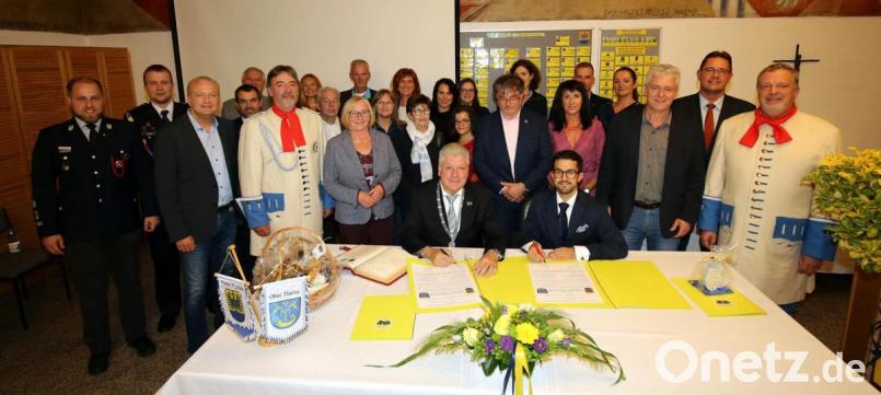 Unter vielen Zeugen unterzeichneten die beiden Bürgermeister Günter Stich und Jan Opl die Partnerschaftsurkunden. Bild: mef