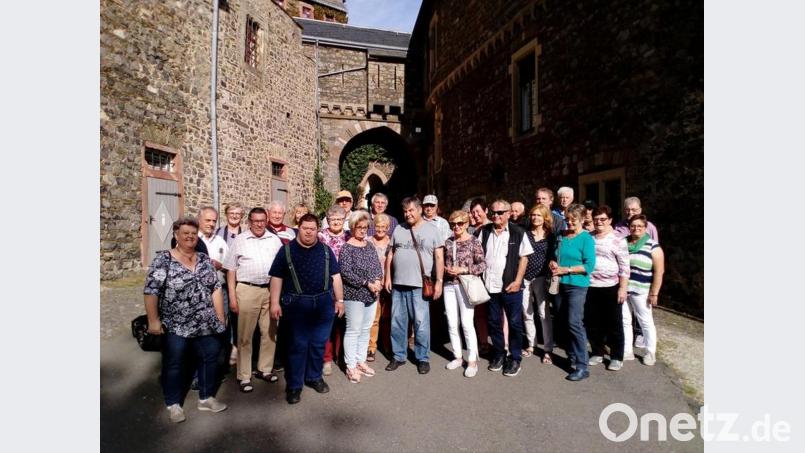 Vor historischer Kulisse auf Schloss Braunfels stellten sich die Mitglieder der katholischen Arbeitnehmerbewegung Neusorg auf ihrer Zweitagesfahrt zu einem Erinnerungsfoto. Bild: öt