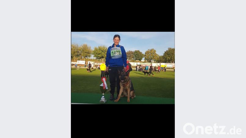 Sandra Meier und ihr Schäferhund "Bastian von Peroh" aus Waidhaus freuen sich über den dritten Platz bei der deutschen Meisterschaft in Halle an der Saale und auf die Weltmeisterschaft in Modena vom 2. bis 6. Oktober. Bild: exb