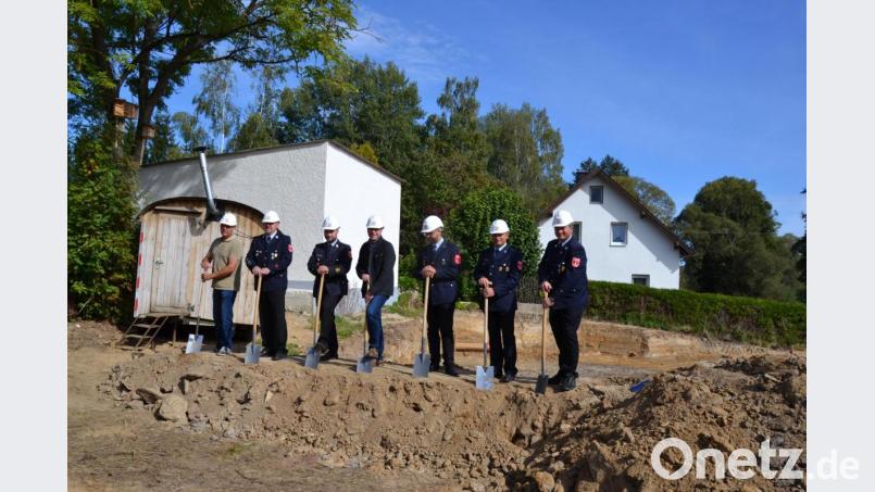 Ein besonderes Ereignis war für die Ortschaft Burgtreswitz der Spatenstich für das neue Feuerwehr-Gerätehaus mit Hans Schnupfhagn, 2. Kommandanten Wolfgang Mayer, Kreisbrandrat Marco Saller, Bürgermeister Hermann Ach, Vorsitzender Kilian Völkl, 2. Vorsitzender Matthias Zeitler und Kommandant Peter Hartinger (von links). Mit großem Beifall nahmen die Dorfbewohner die Aktion auf. Bild: gi
