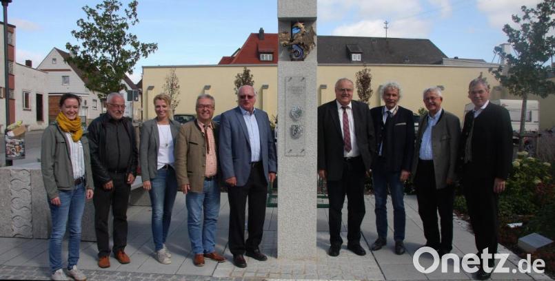 Zum Treffen in Wiesau gehörte auch ein Besuch an der Nordgaustele. Im Bild von links Christina Scharinger, Martin Dallmeier, Sabine Saller, Bürgermeister Toni Dutz, OKB-Vorsitzender Volker Liedtke, Bezirkstagsvizepräsident Lothar Höher, Landrat Wolfgang Lippert, Joseph Karl und Erich Tahedl. Bild: wro