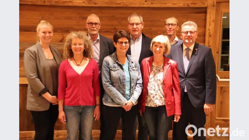 Verantwortung bei Pro Su-Ro tragen (vorne, von links) Yvonne Rösel, Kaarin Polhofer, Gita Munker, (hinten, ab Zweiter von links) Klaus Bock, Kurt von Klenck und Michael Braun; es fehlt Markus Sindel. Auf die weitere Zusammenarbeit freuen sich (hinten links) Nina Mutzbauer vom Stadtmarketing und (hinten rechts) Bürgermeister Michael Göth. Bild: cog