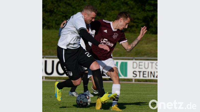 Philipp Peter (links, im Duell mit dem Schirmitzer Philipp Horn) ist mit seinen Schwarzenfeldern in Hahnbach gefordert. Bild: ham