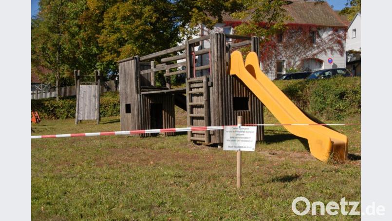 Am Spielplatz am oberen Markt mussten aus Sicherheitsgründen mehrere Spielgeräte gesperrt werden. Nachdem jetzt feststeht, dass die Altstadtsanierung in diesem Bereich frühestens in zwei Jahren beginnen wird, sollen einige Geräte ersetzt werden. Bild: ow