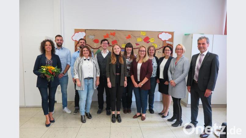 Rudolf Kunz, Christine Wiesend, Heike Hecht (von rechts) und die acht Seminarteilnehmer (hinten) wünschten der neuen Seminarrektorin Anna-Maria Ficker (links) alles Gute für ihre verantwortungsvolle Aufgabe. Bild: jzk