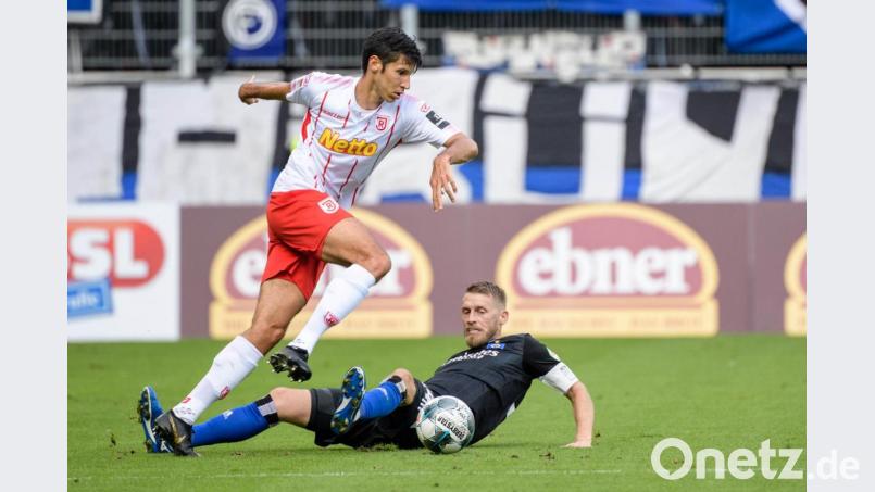 Regensburgs Marcel Correia (links) marschiert an Aaron Hunt vom HSV vorbei. Bild: agentur_dpa