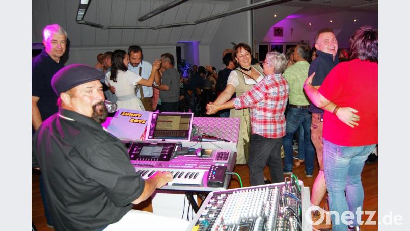 Kommandant Gottfried Amschl (links) freut sich über den guten Besuch beim Kirwa-Tanz der Feuerwehr. Für Musik und Unterhaltung sorgt der „Voit Bube“. Bild: sm