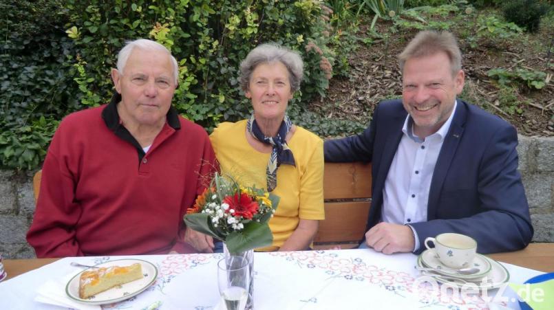 Seit 50 Jahren sind (von links) Franz und Gertraud Rambach aus Lintach verheiratet. Außerdem konnte Franz Rambach jetzt seinen 80. Geburtstag feiern. Freudenbergs Bürgermeister Alwin Märkl schaute zum Gratulieren vorbei. Bild: gef