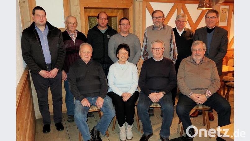 Sie freuen sich auf 60 Jahre Siedlervereinigung Friedenfels. Die Mitglieder des Vorstands mit (vorne von rechts) den beiden Vorsitzenden Otmar Zeitler und Hermann Stobitzer sowie Hedwig und Josef Wendl und (hinten von links) Christian Zeitler, Philipp Hausknecht, Günther Schürlein, Wolfgang Schlicht, Peter Steinhauser, Heinrich Brunner und Oskar Schuster laden zu einem Fest- und Ehrenabend ein. Bild: bsc