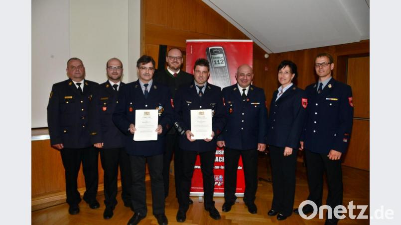 Landrat Andreas Meier (Vierter von links) überreicht mit Kreisbrandinspektor Martin List und Kreisbrandrat Marco Saller (von links) das Staatliche Ehrenzeichen in Gold an Erhard Pschierer (Dritter von links) und das Staatliche Ehrenzeichen in Silber an Markus Kummer (Vierter von rechts). Bild: bey