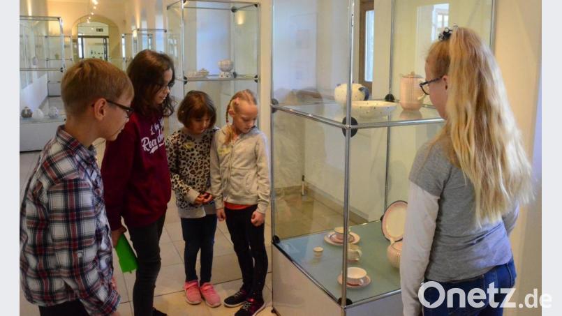 In der Reihe &quot;Kinder im Museum&quot; besichtigen Buben und Mädchen die Sonderausstellung mit Werken von Hedwig Bollhagen. Dabei werden vor allem Formen ihrer Arbeiten mit Fundstücken aus dem Internationalen Keramikmuseum abgeglichen. Bild: Kunz