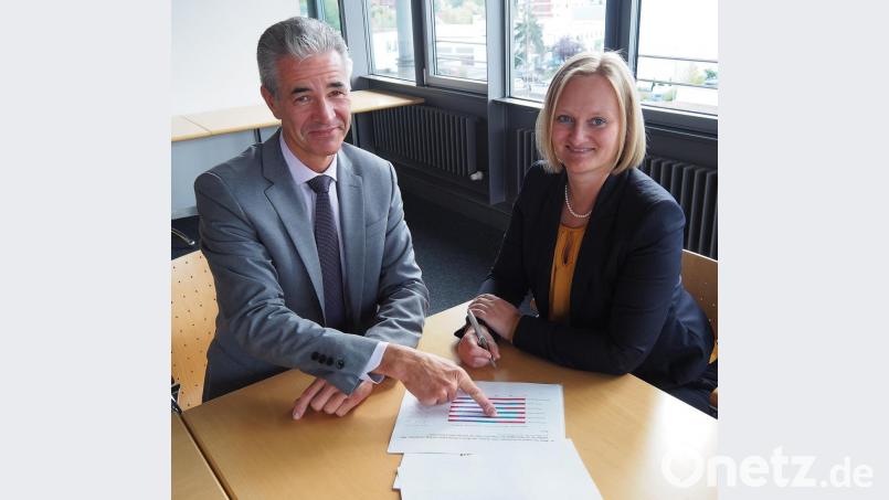 Commerzbank-Gruppenleiterin Annette Winter (rechts) und Niederlassungsleiter Sebastian Hackl stellten die Umfrage über Frauen und Finanzen der Öffentlichkeit vor Bild: Bühner