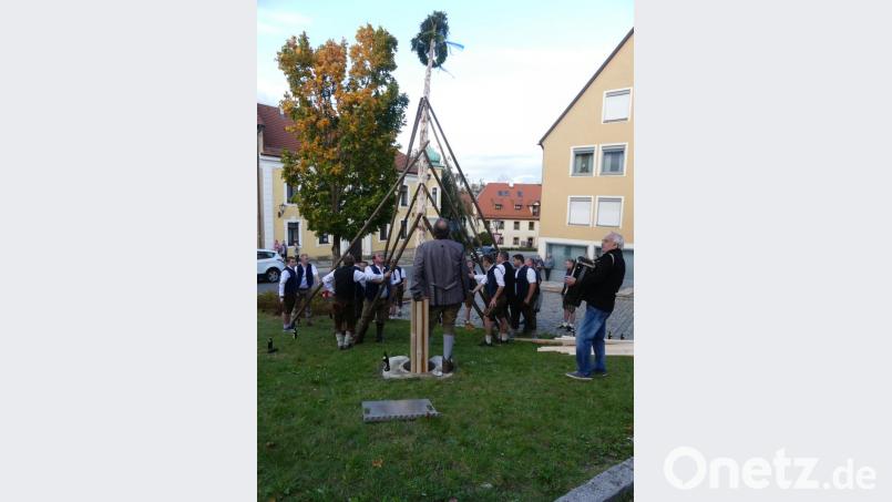 Ernst Bitterer garantiert mit seiner Musik ein schwungvolles, wenn auch sehr kommodes Aufstellen des Kirwa-Baumes. Bild: rn