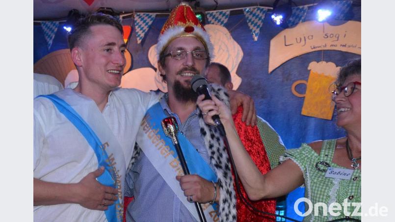 Sabine Mende interviewt den neuen Weidener Bierkönig Christopher Planek (Mitte). Gut gelaunt dabei: Sein Amtsvorgänger Matthias Bauer (links). Bild: Kunz