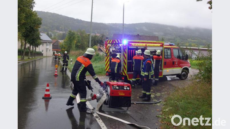Über einen Kilometer führte die Wasserförderung von der Ascha bis zum angenommenen Brandort. Bild: mmj