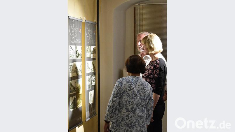 Museums-/Ausstellungsleiterin Marion Ringl (rechts) bei der Führung durch die Ausstellung hier mit Rudi Weber vom Förderverein Museum 34. Bild: sck