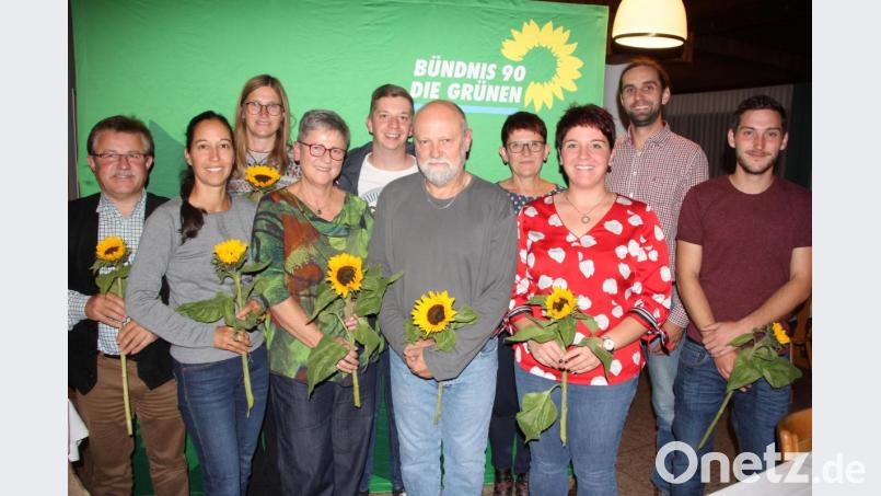 Die Grünen haben allen Grund zur Freude. Unser Bild zeigt die Neugewählten, von links Konrad Schedl, Katharina Hage, Ute Döhler, Heidrun Schelzke-Deubzer, Fabian Neuser, Markus Möllmann, Conny Schwamberger, MdL Anna Toman, Josef Schmidt und Gabriel Scherm. Bild: kro
