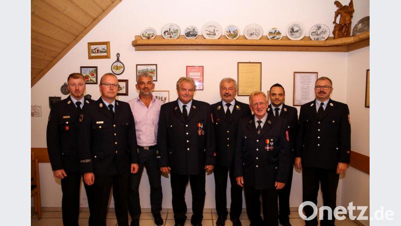 Die Feuerwehr-Führungskräfte aus dem Landkreis Amberg-Sulzbach und Poppenrichts Bürgermeister Roger Hoffmann (Dritter von links) bedanken sich bei den beiden Geehrten (von links): Kreisbrandmeister Jürgen Schloß, Kreisbrandinspektor Christof Strobl, Roger Hoffmann, Manfred Wiesmeth (Hahnbach), Kreisbrandrat Fredi Weiß, Herbert Wiesnet (Schlicht) sowie die Kreisbrandmeister Michael Iberer und Thomas Wiesent. Bild: egl