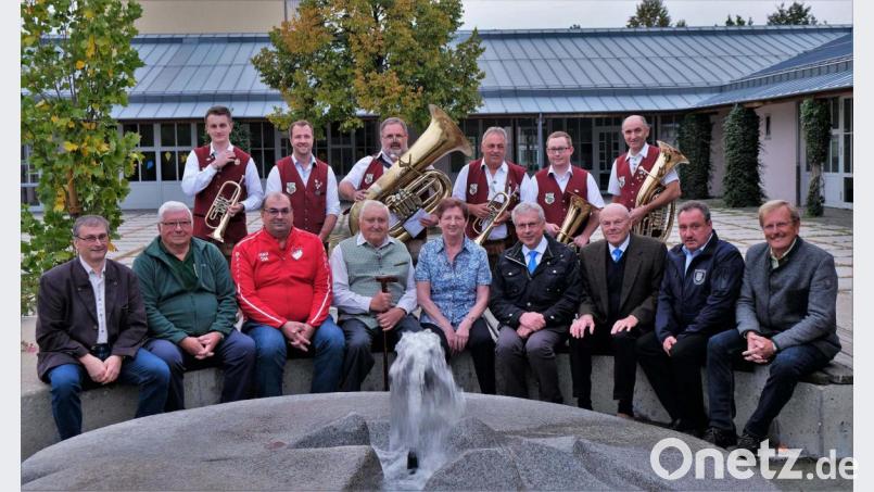 Jubilar Franz Paulus - im Bild mit Ehefrau Christine - freute sich über die vielen Gratulanten aus den Vereinen. Die Musiker der Stadtkapelle Pfreimd brachten ein Ständchen. Bild: twi