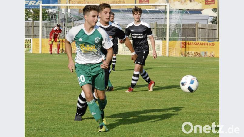 Der SV Mitterteich verlor am Samstag beim SV Schwaig unglücklich mit 1:2. David Dobras (grün-weißes Trikot, Szene aus einer früheren Partie) erzielte den zwischenzeitlichen Ausgleich. Bild: gb