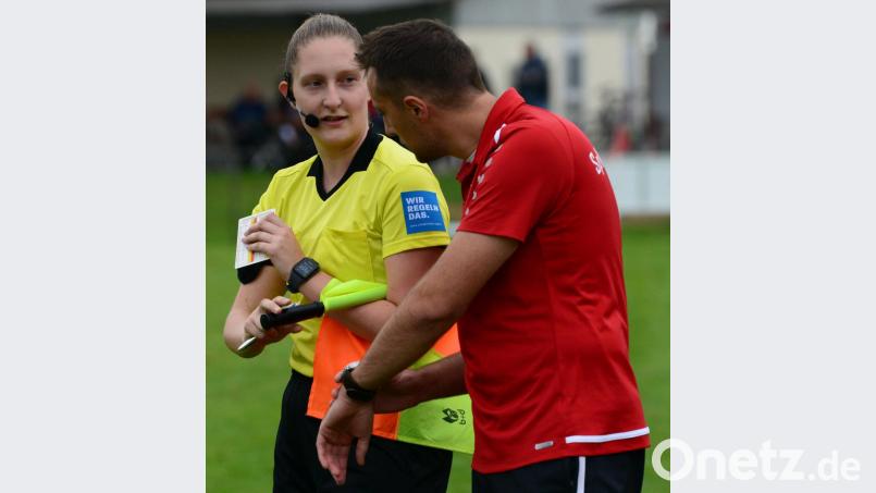 Uhrenvergleich mit der Schiedsrichter-Assistentin Teresa Küblböck: Pfreimds Trainer Tobias Bernklau sehnte den Schlusspfiff herbei. Beim 3:1-Sieg gegen den BSC Woffenbach feierte die SpVgg den ersten Heimsieg der Saison. Bild: ham