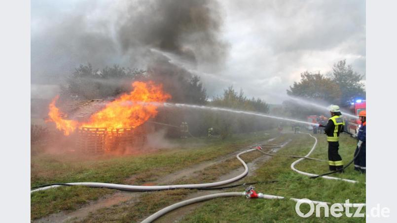 Die Hütte brennt. Der Brandherd ist aber schnell im Griff. Bild: pi