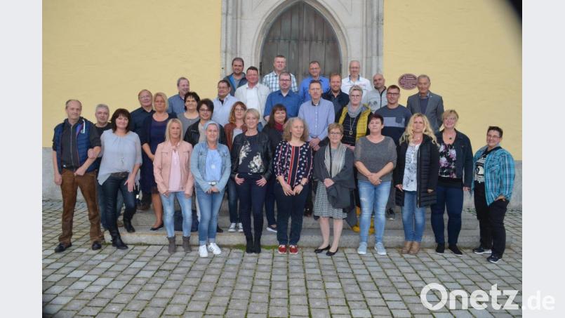33 Schülerinnen und Schüler sowie drei Lehrkräfte treffen sich nach 16 Jahren wieder. Bild: fz