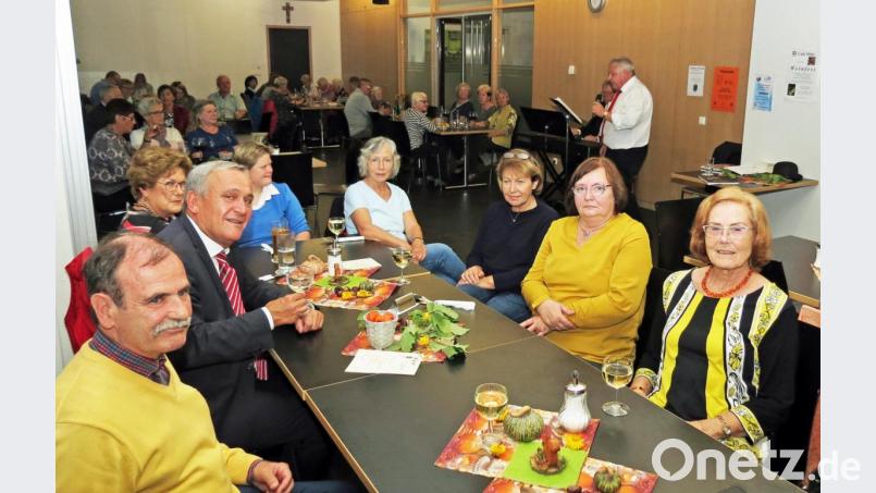 Zum Weinfest des „Vereins Café Mitte“ gab es Schlager aus der UFA-Zeit mit gefühlvollem Gesang von Hans-Günther Daidrich begleitet von Hans Joachim Grajer am Piano (rechts im Hintergrund). Die Vorstandschaft mit stellvertretender Vorsitzender Roswitha Schunk und Vorsitzender Martina Lang (von rechts) begrüßten auch OB Kurt Seggewiß (Zweiter von links) und viele Gäste. Bild: Dobmeier Bild: Dobmeier