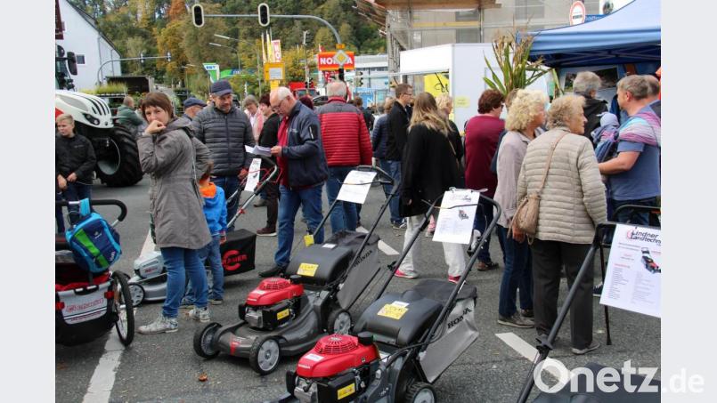 Bereits am Vormittag ist der 15. Bauernmarkt in der Kreisstadt stark frequentiert. Dazu trägt nicht nur das schöne Herbstwetter bei, sondern auch das opulente und vielfältige Angebot an den knapp 70 Ständen. Bild: prh