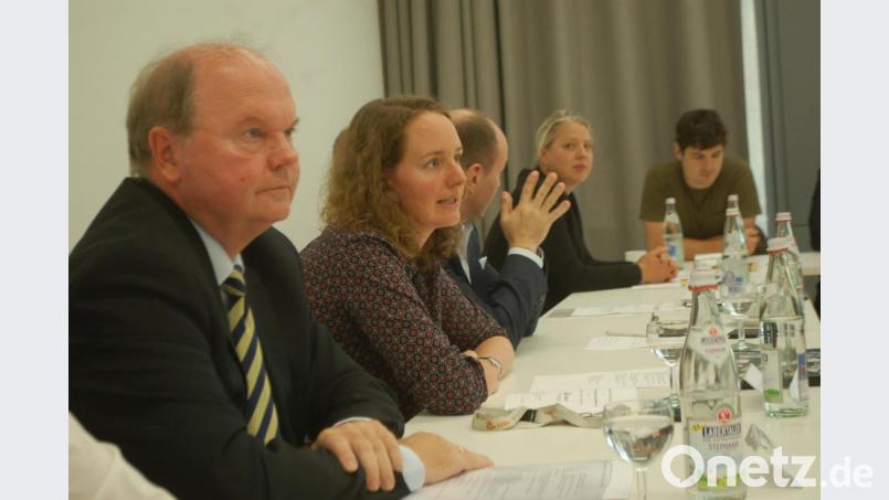 Projektleiterin Veronika Fetzer zog nach zweieinhalb Jahren DGO ein positives Zwischenfazit. Links neben ihr Wolfgang Weber von der OTH Amberg-Weiden. Bild: gib