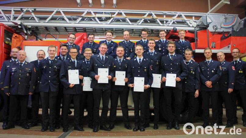 Feuerwehr Landkreis Mitte zeichnet neue Atemschutzgeräteträger aus. Bild: dse