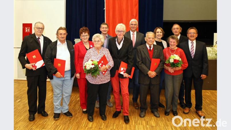 Für langjährige Mitgliedschaft konnten Genossinnen und Genossen ausgezeichnet werden. Auf dem Bild (erste Reihe von links) Herbert Stattnik, Anton Sirtl, Pauline Menzl, Ludwig Kellner und Josef Wallner mit Ehefrau sowie (von rechts) Bürgermeister Hans Donko, Landtagsabgeordneter a.D. Franz Schindler, Landtagsabgeordnete Annette Karl, die SPD-Vorstandsmitglieder Reinhold Kastner und Martin Gallersdörfer sowie SPD-Ortsvorsitzende Brigitte Scharf. Bild: JOCHEN NEUMANN 
ERBENDORF