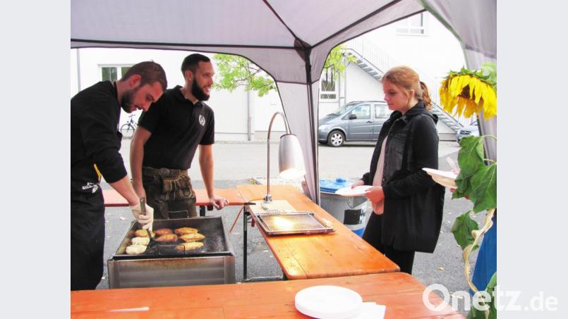 Die Dotschbäcker kamen ganz schön ins Schwitzen denn eine lange Schlange von Gästen stand an um den selbstbgemackten Dotsch zu genießen. Bild: sei