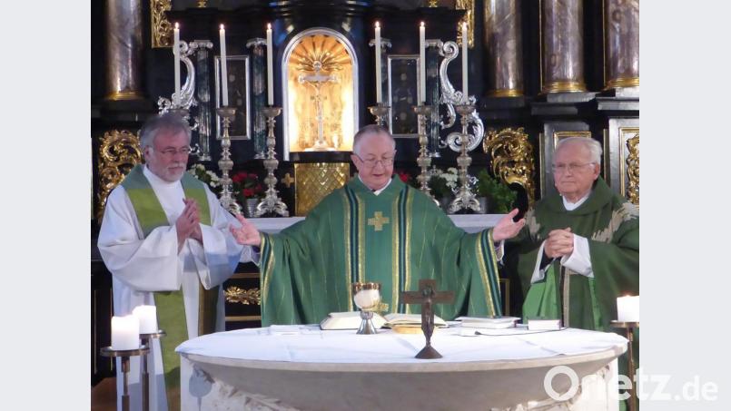 Vor 18 Jahren verstarb völlig überraschend Titularerzbischof Dr. Hans Schwemmer. Um die Erinnerung an ihn wachzuhalten, feiert die Pfarrei Sankt Georg alljährlich einen Gedenkgottesdienst. Regionaldekan und Domkapitular Dr. Josef Zerndl aus Bayreuth (Mitte) steht dabei zusammen mit Stadtpfarrer Edmund Prechtl (links) und Pfarrer Gerhard Schmidt aus Roggenstein (rechts) in der Stadtpfarrkirche am Altar. Bild: mng