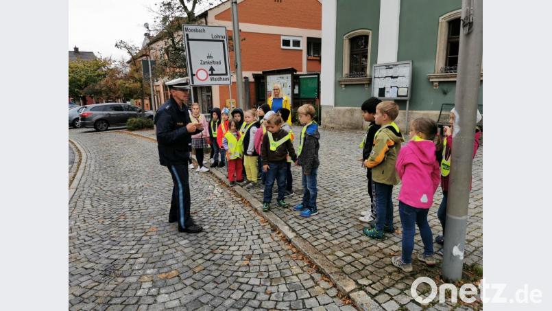 Schaut links, schaut rechts und noch einmal links, dann kommt ihr sicher gut nach Hause und zur Schule: Das erklärt Polizeihauptkommissar Jakob Stahl den Kindern. Bild: gz